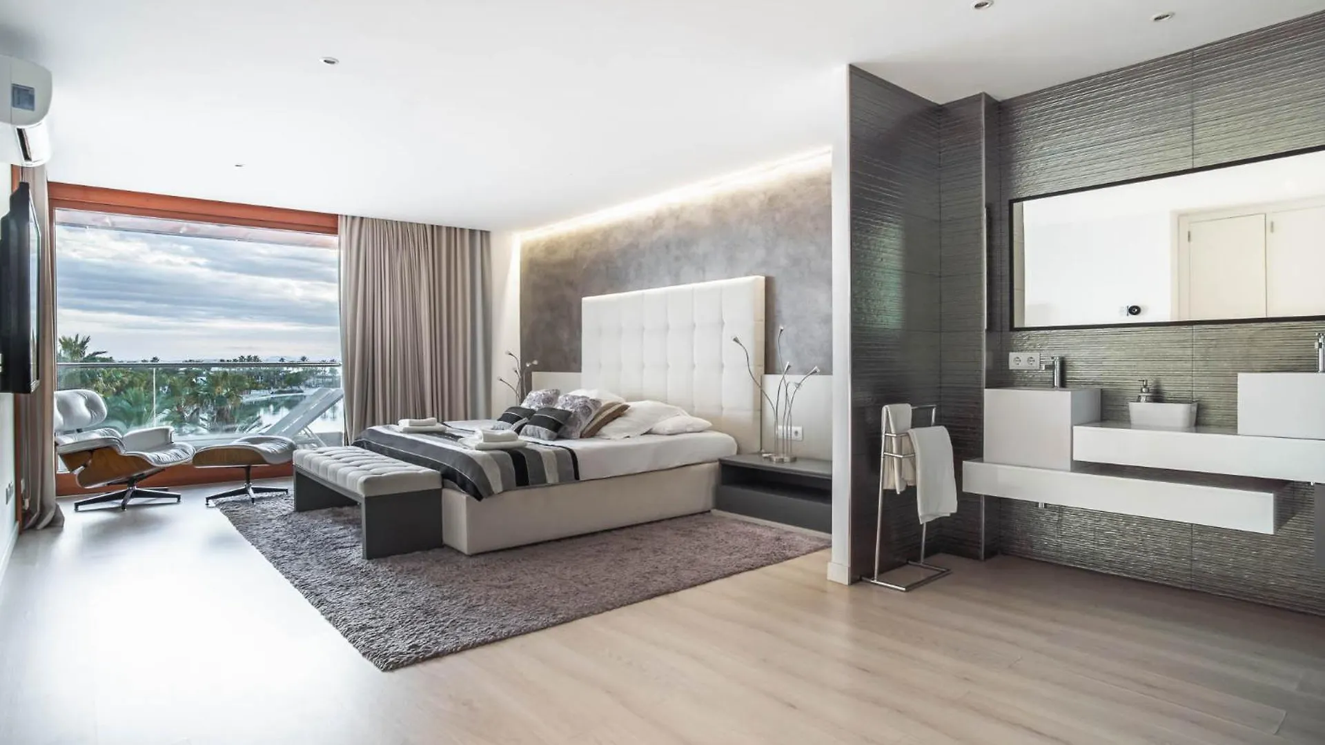 Luxury Sea View Apartment In Puerto De Alcudia