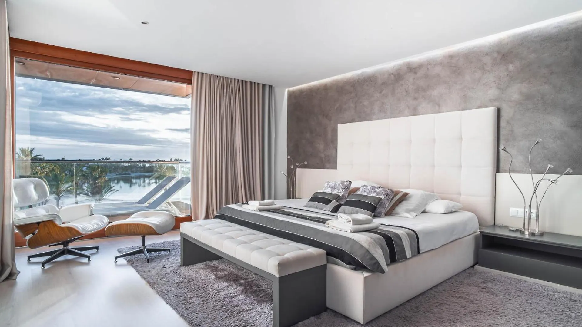 Luxury Sea View Apartment In Puerto De Alcudia